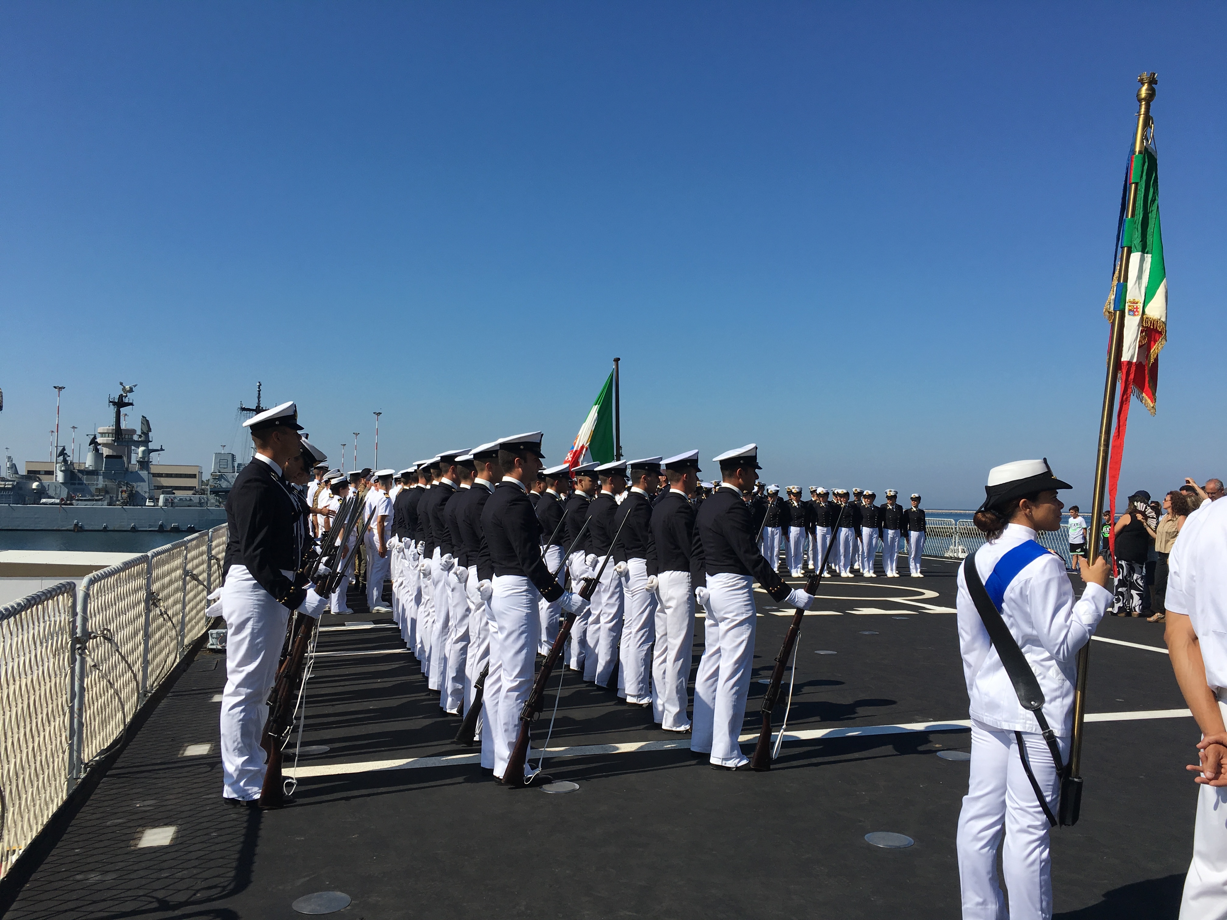 Allievi della 2°classe schierati sul ponte di volo di nave Etna