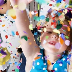 SPECIALE CARNEVALE / Bambini: colori, costumi e coriandoli